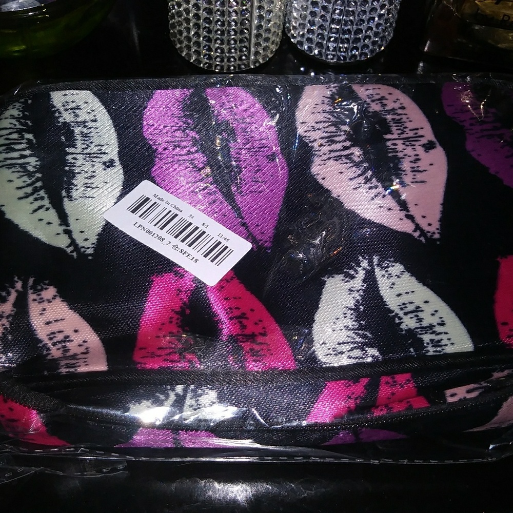 Lips Carry-On Cosmetic Bag - Picture 4 of 4